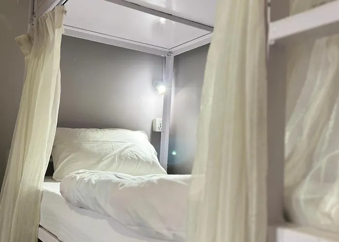 Auberge de jeunesse Bed And Pillow